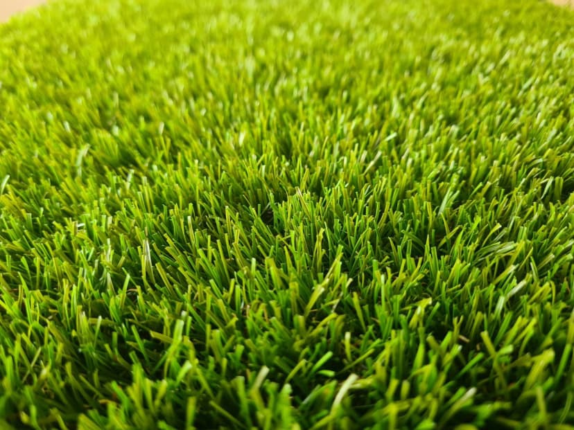 Image de gazon synthétique installé dans un jardin